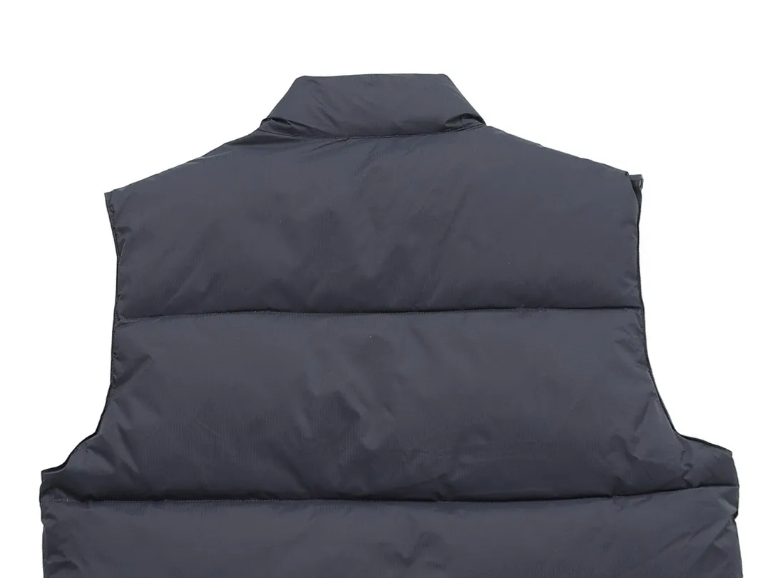 P480 Graphite Gray] Canadagoose/Canada Goose White Label Glacier Down Vest Canada Goose's new "Northern Lights Series" down vest Canada Goose's new "Northern Lights" Northern Lights White Label Down Vest is on the shelves! The light and layered colors give people the feeling of being trapped in the mist around icebergs and glaciers. It can be said to be very dreamy! Original YKK zipper, Size: XS-XXL